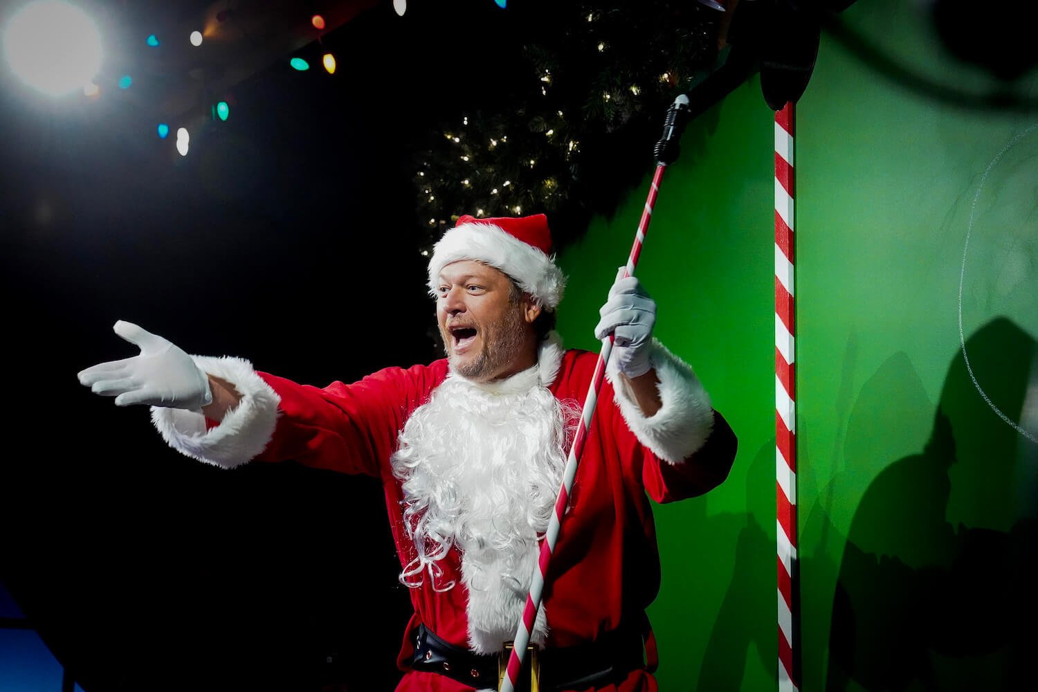 Blake Shelton dressed as Santa Clause in 'Barmageddon' Season 2