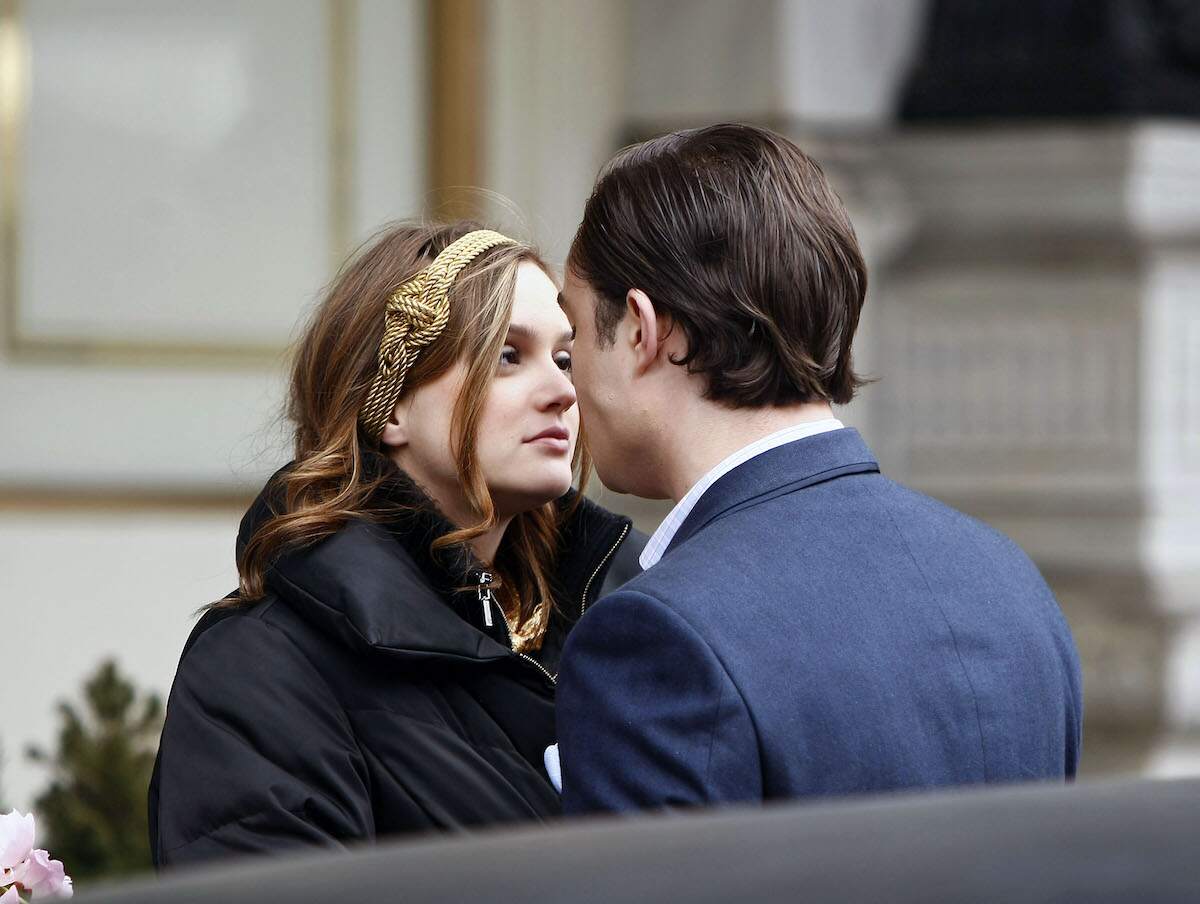 Leighton Meester and Ed Westwick film a Gossip Girl scene on the streets of Manhattan in 2009
