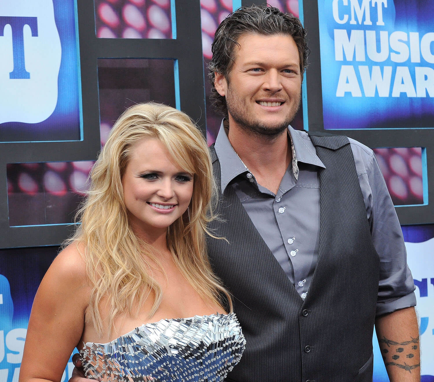 Miranda Lambert and Blake Shelton with their arms around each other and smiling at the 2010 Country Music Awards