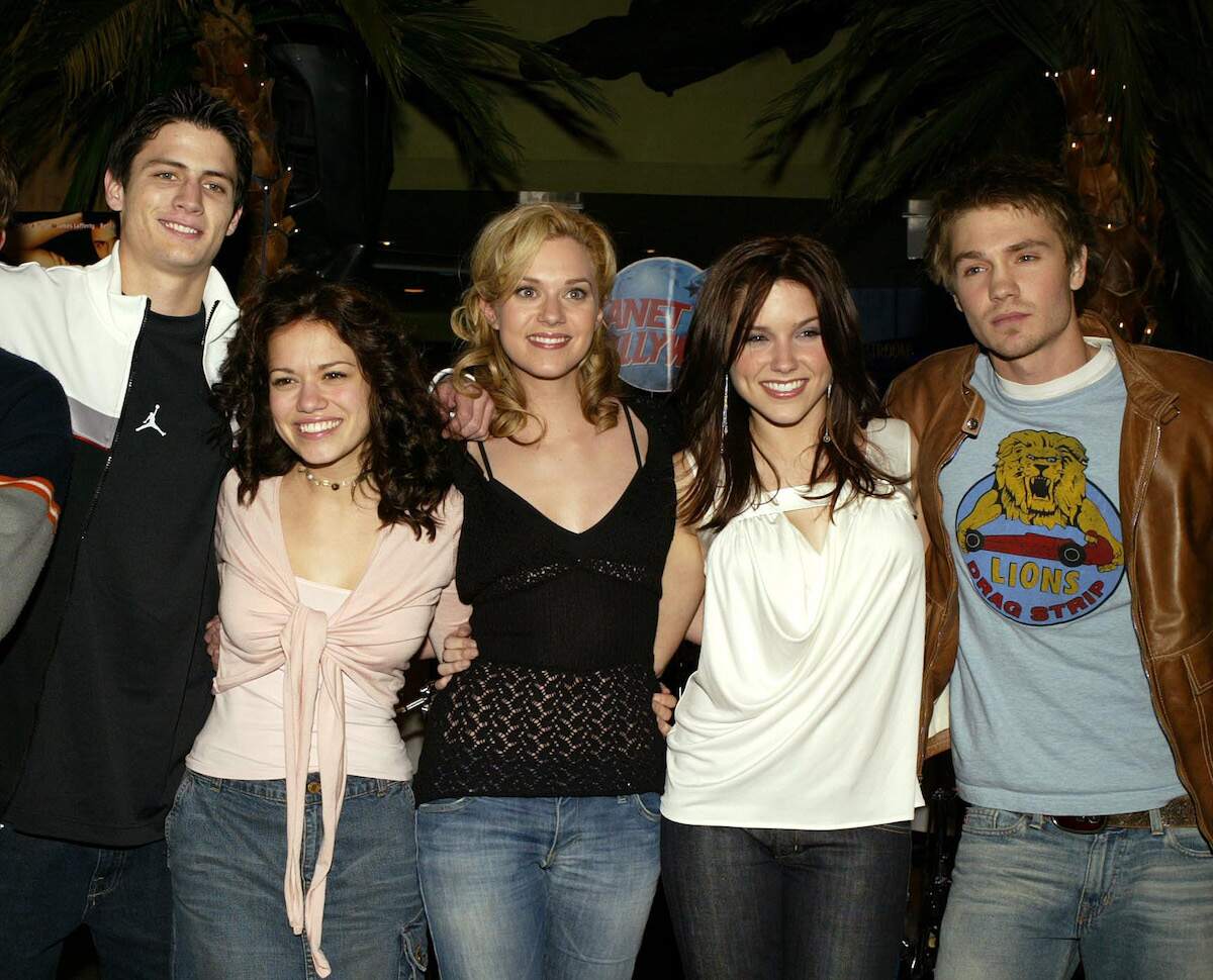 The cast of One Tree Hill smiles for fans in 2004