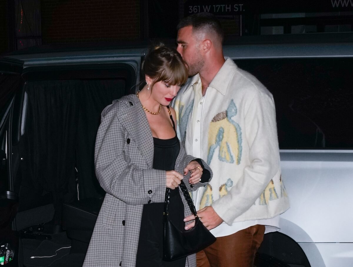 Taylor Swift and Travis Kelce embracing