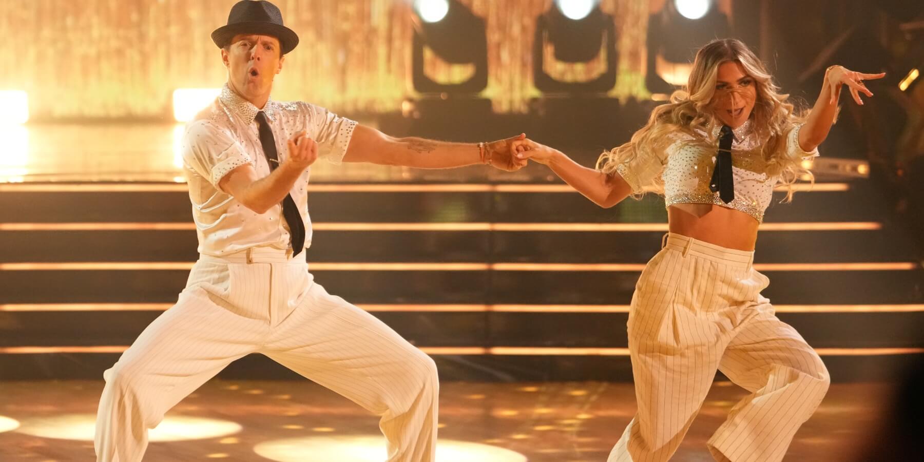 Jason Mraz and Daniella Karagach perform during the season 32 finale of 'Dancing with the Stars.'
