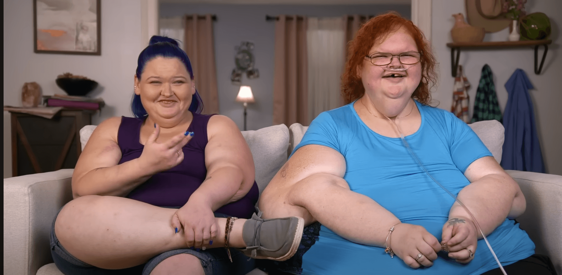 Amy and Tammy Slaton from '1000-Lb. Sisters' Season 5 sitting next to each other on a couch