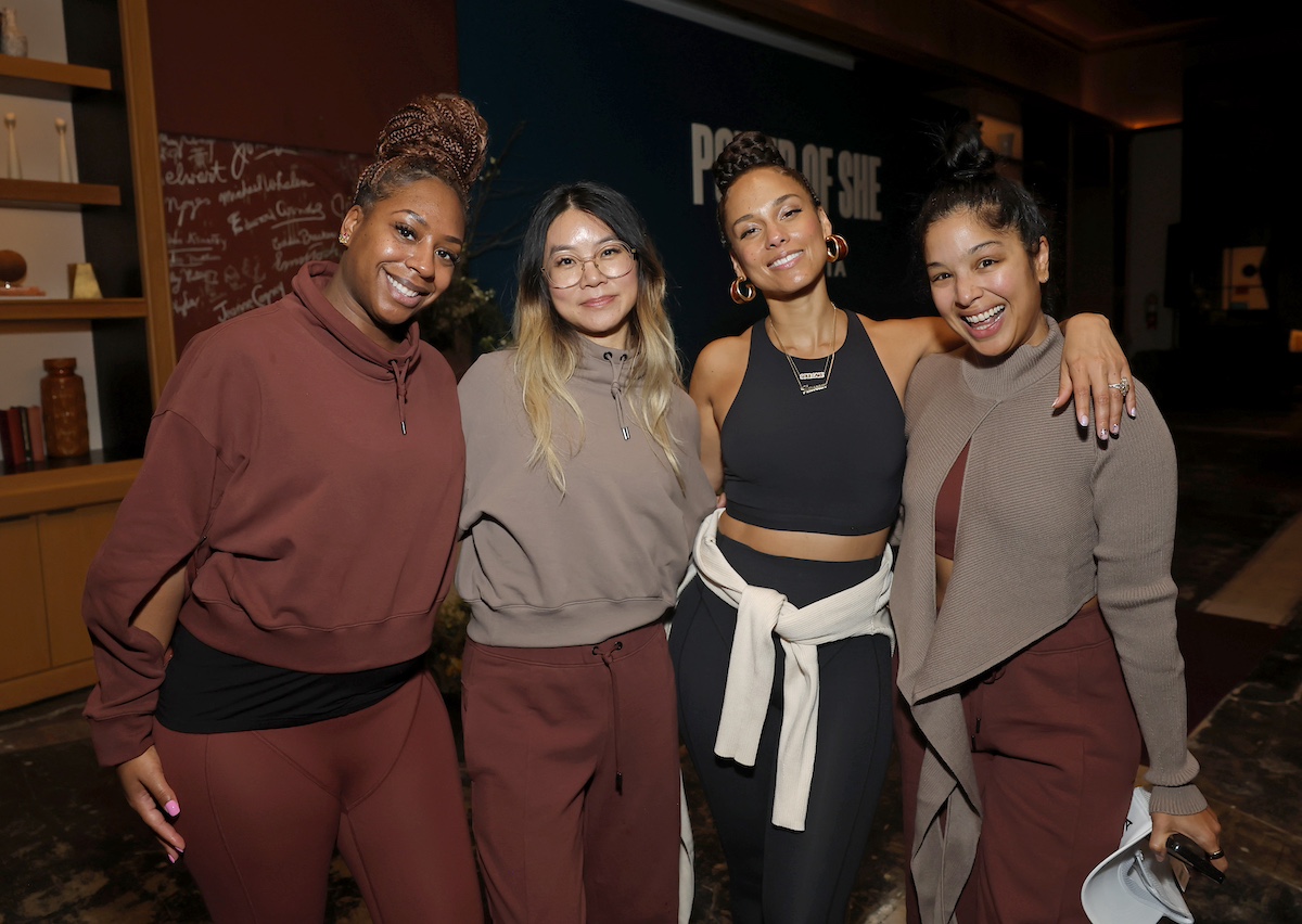 Alicia Keys poses with a group of three women at Athleta event
