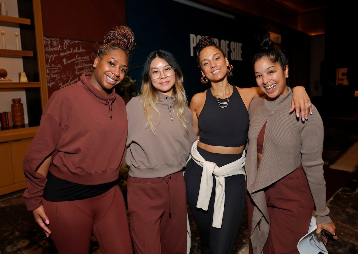 Alicia Keys poses with a group of three women at Athleta event