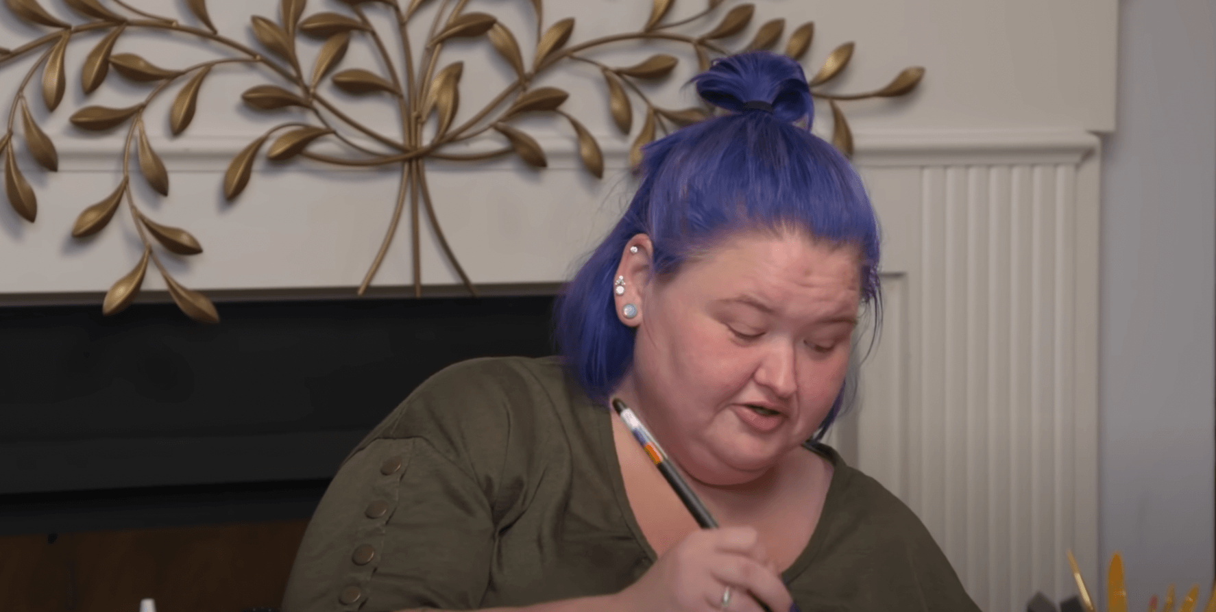 Amy Slaton painting a picture frame in '1000-Lb. Sisters' Season 5