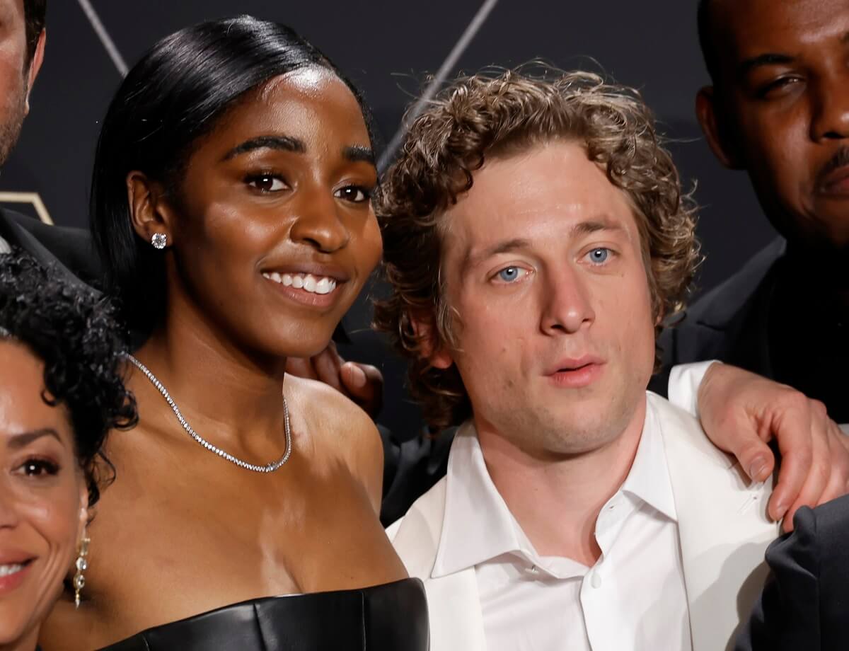 Ayo Edebiri posing alongisde Jeremy Allen White.