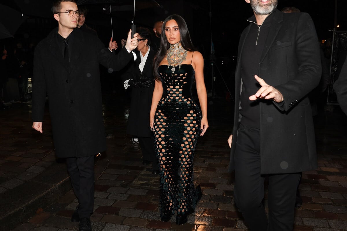 Kim Kardashian in a photocall wearing a vlack dress at the Maison Margiela Haute Couture Spring/Summer 2024 show.