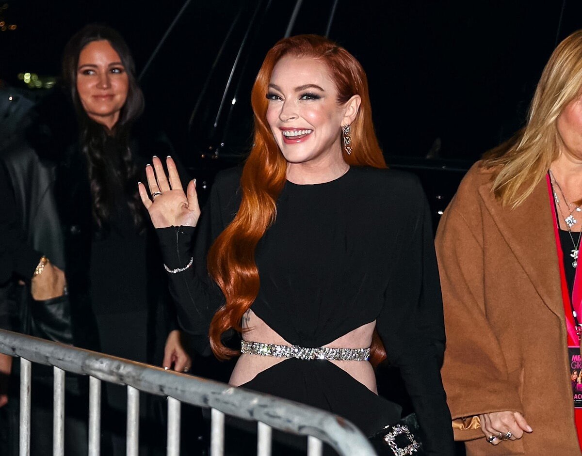Lindsay Lohan in a black dress and waving at the 'Mean Girls' premiere