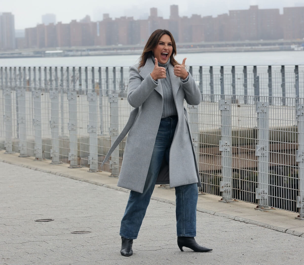 Mariska Hargitay giving two thumbs up sign