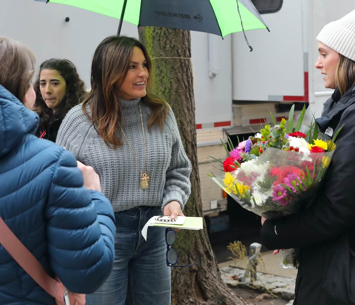 Mariska Hargitay smiles at a woman holding a bouquet of flowers