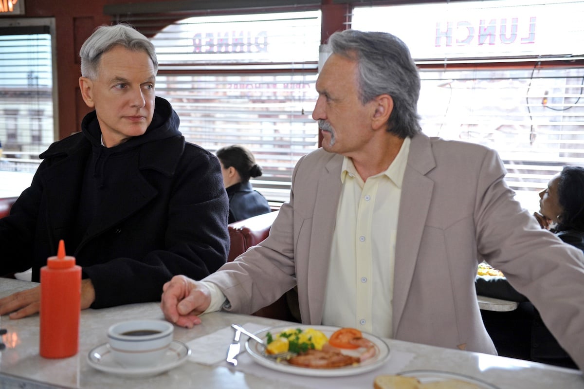 Gibbs and Mike Franks sitting at a diner counter and talking in 'NCIS'