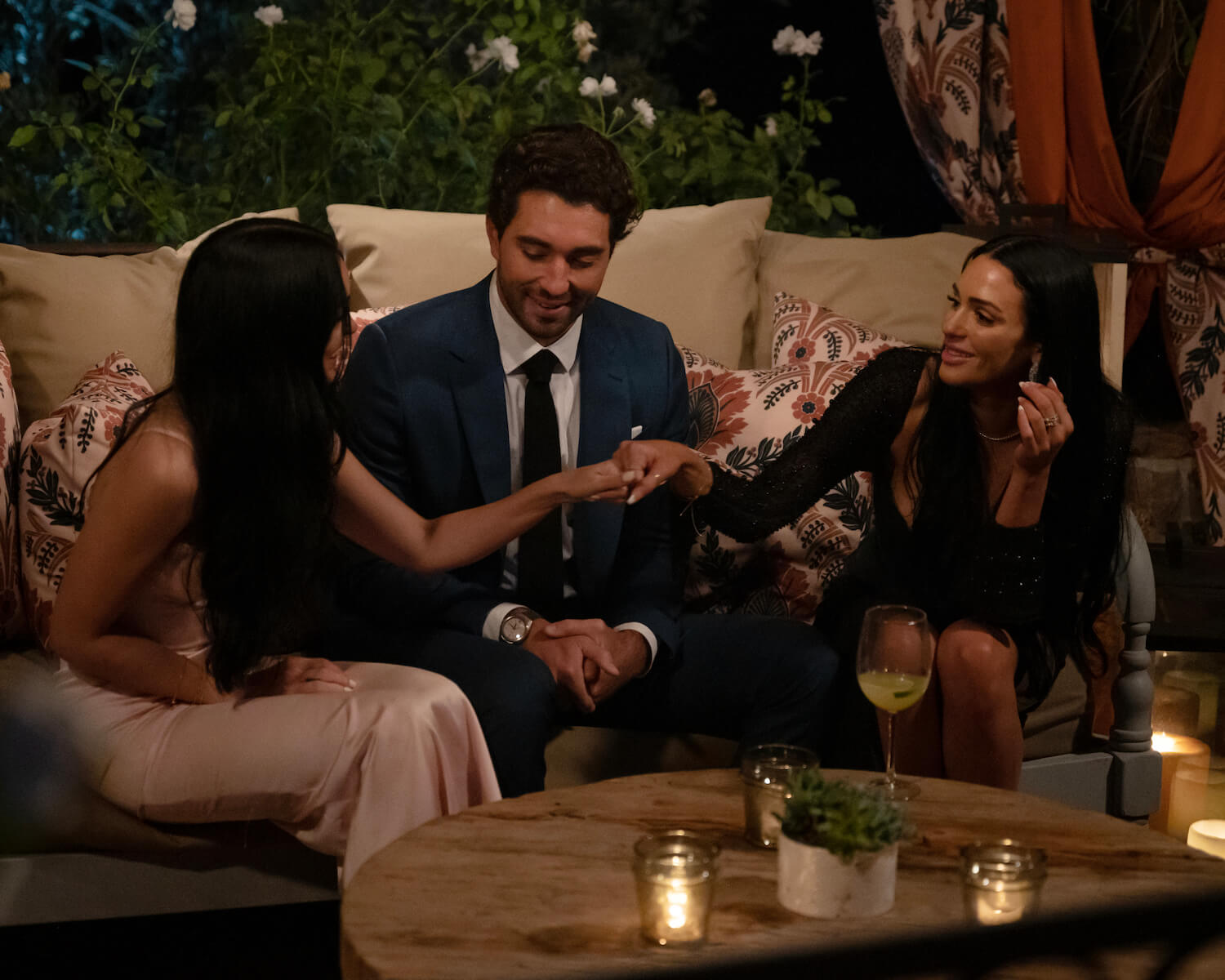 'The Bachelor' Season 28 star Joey Graziadei between sisters Lauren and Allison Hollinger on night 1