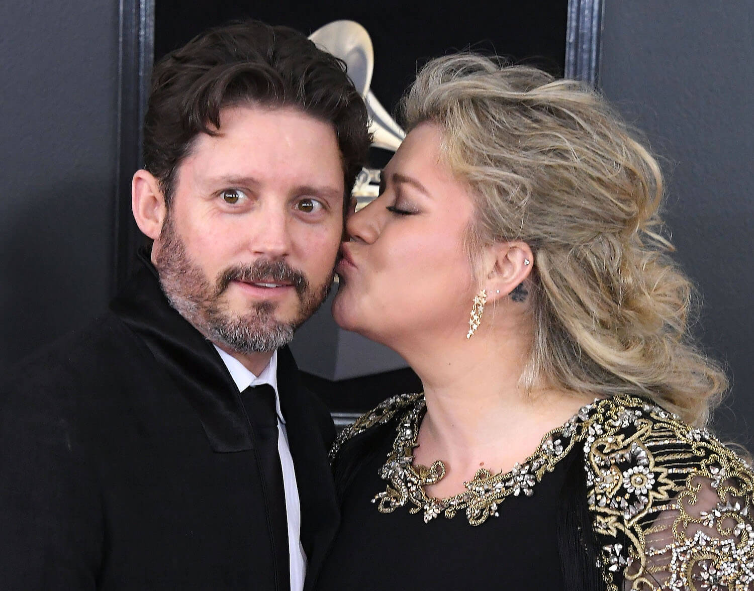 'The Voice' coach Kelly Clarkson kissing Brandon Blackstock's cheek at an event