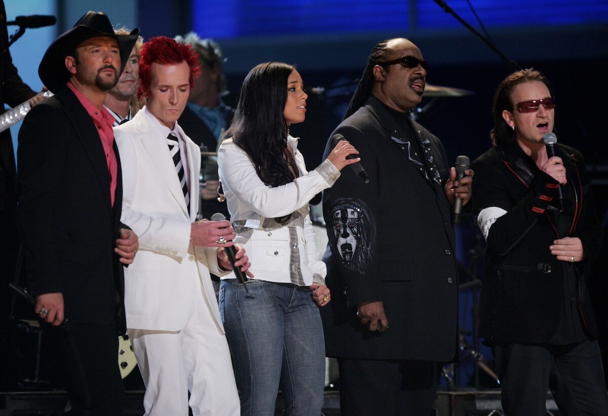 Row of musicians, including Scott Weiland and Bono, performing at the Grammy Awards