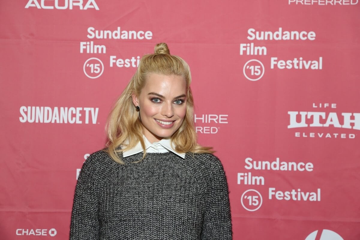 Margot Robbie posing in a grey sweater at the premiere of 'Z For Zachariah'.