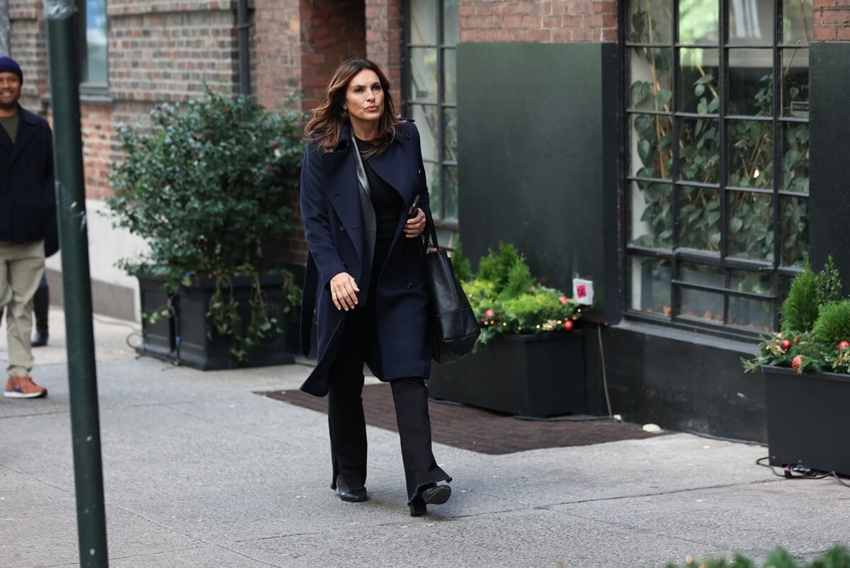 Mariska Hargitay walking around wearing a black outfit on 'Law & Order SVU'.