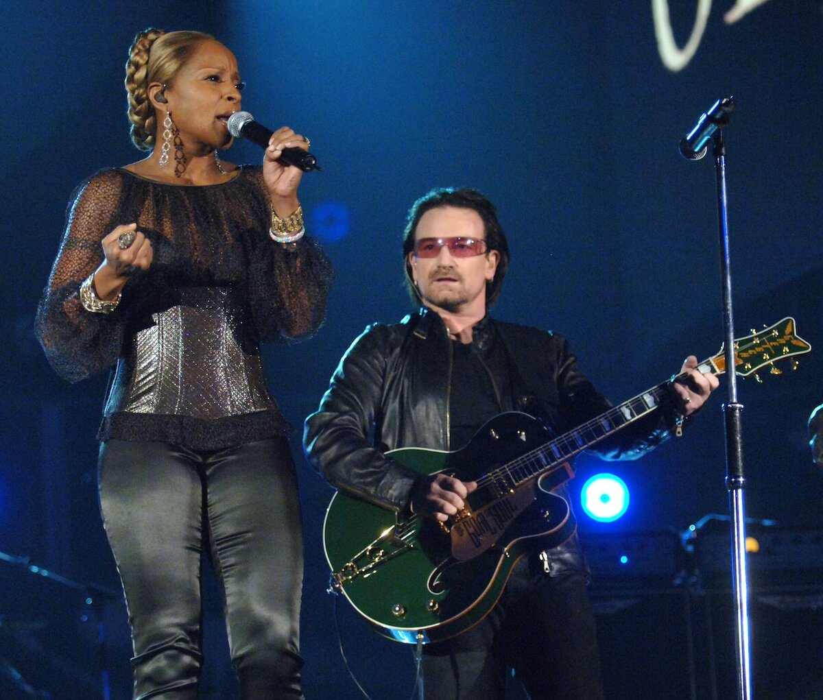 Mary J Blige and Bono performing at the Grammys