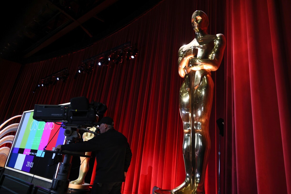 A picture of the Oscar trophy.