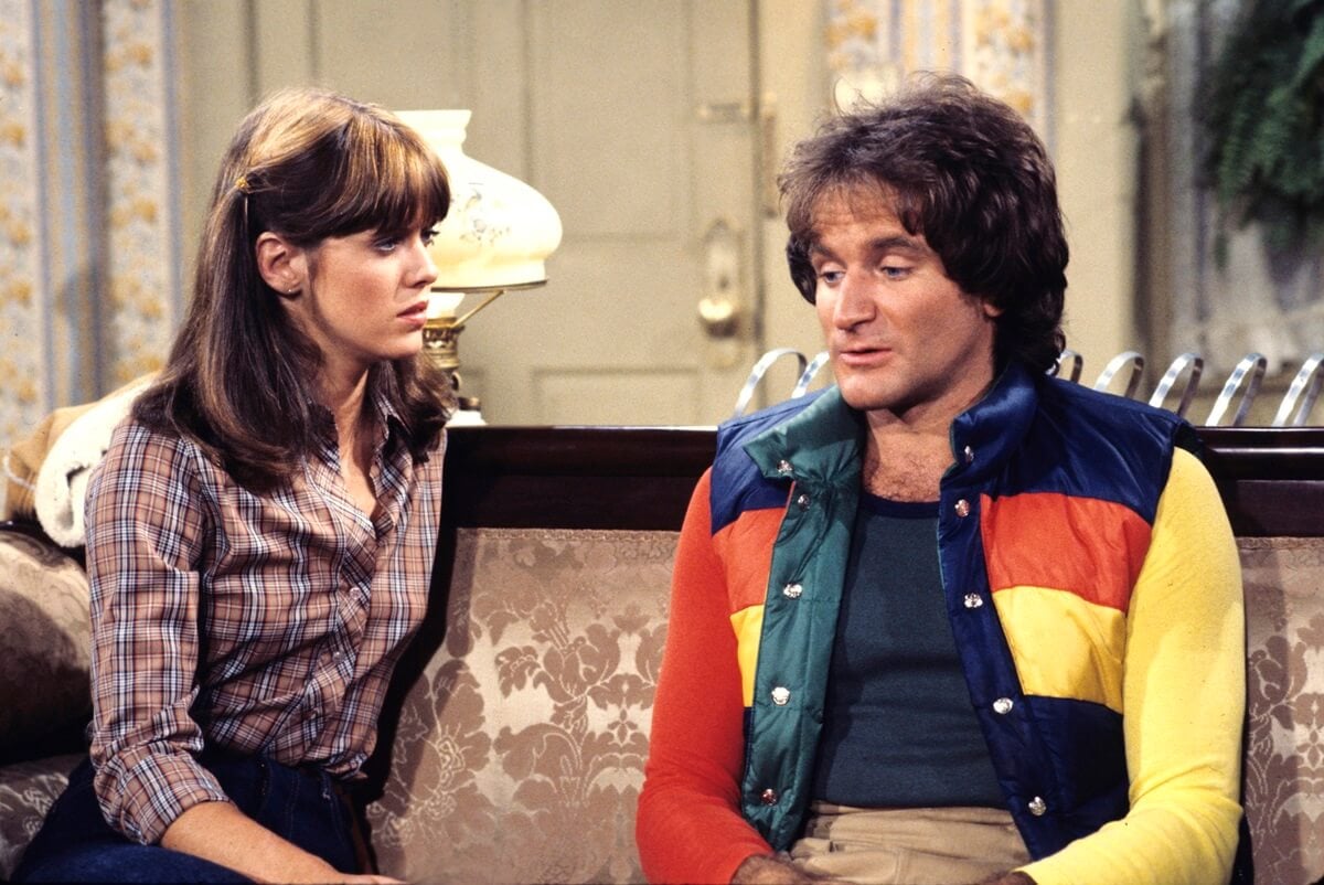 Pam Dawber playing Mindy and Robin Williams playing Mork on the show 'Mork and Mindy.