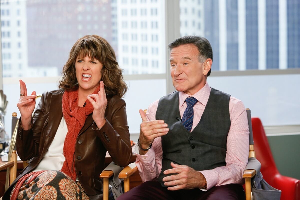 Pam Dawber sitting next to Robin Williams on the set of 'The Crazy Ones'.