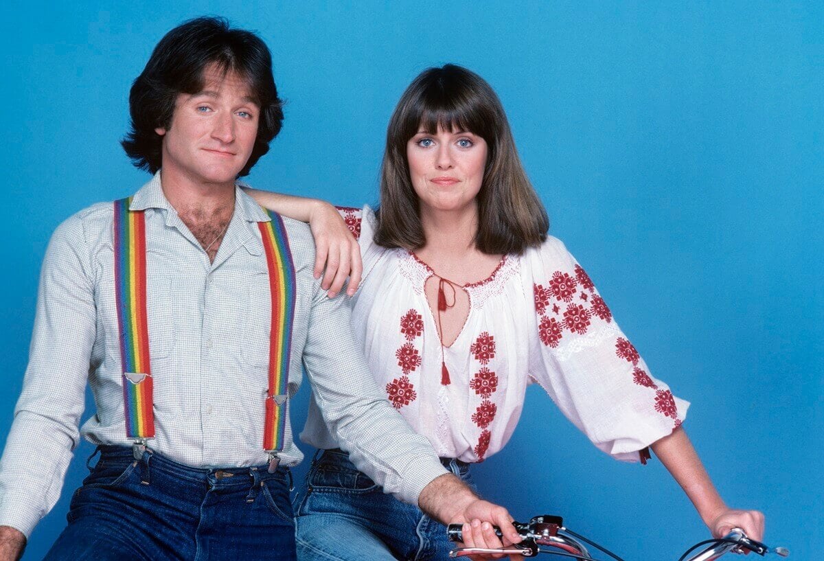 Robin Williams and Pam Dawber standing next to each other.