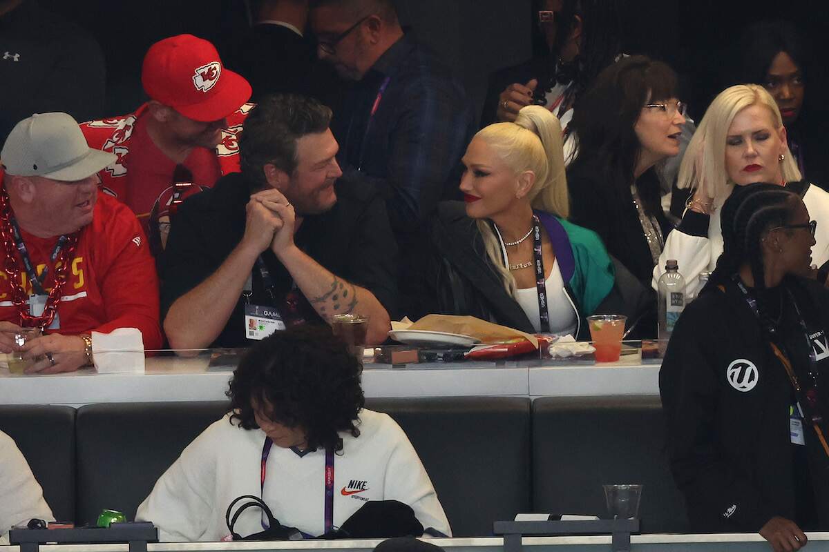 Singer Blake Shelton and singer Gwen Stefani smile at each other