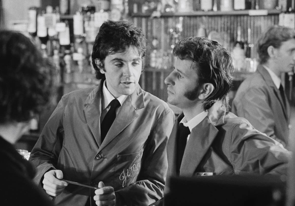 A black and white picture of David Essex and Ringo Starr talking in 'That'll Be the Day.'