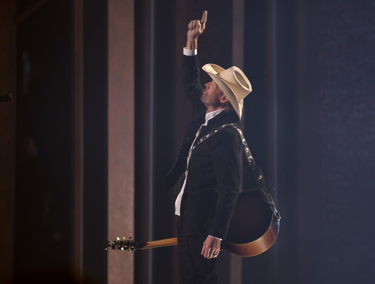 Toby Keith pointing upwards while on stage at the People's Choice Country Music Awards
