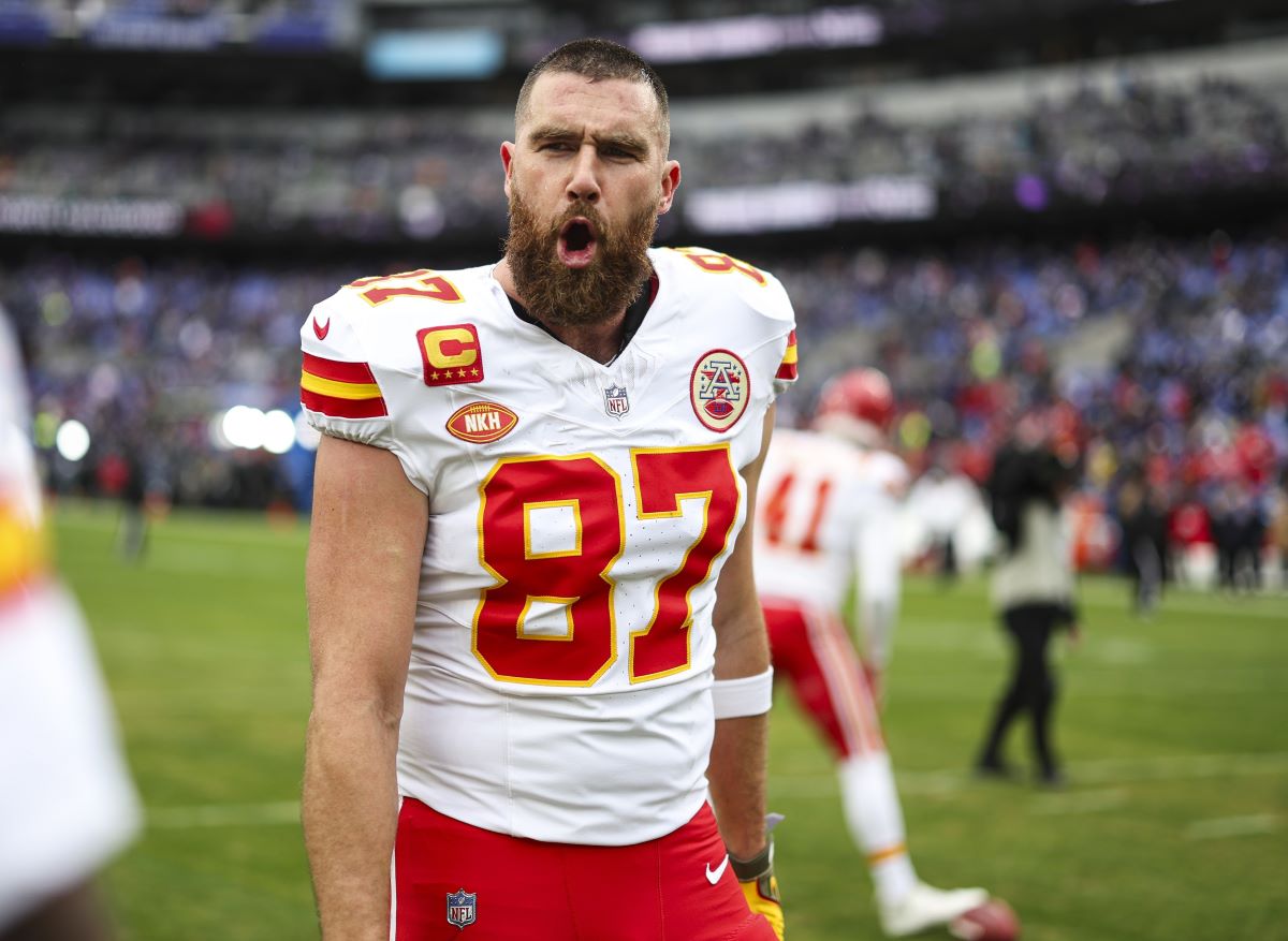 Travis Kelce of the Kansas City Chiefs warms up before the AFC Championship game against the Baltimore Ravens