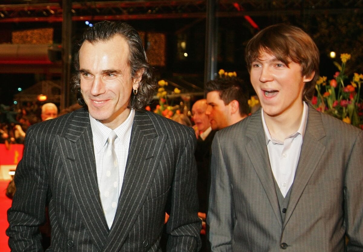 Daniel Day-Lewis and Paul Dano posing while wearing suits at the 'There Will Be Blood' premiere.