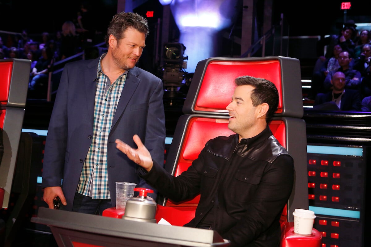 Blake Shelton talking to Carson Daly on 'The Voice' while Daly sits in a red chair