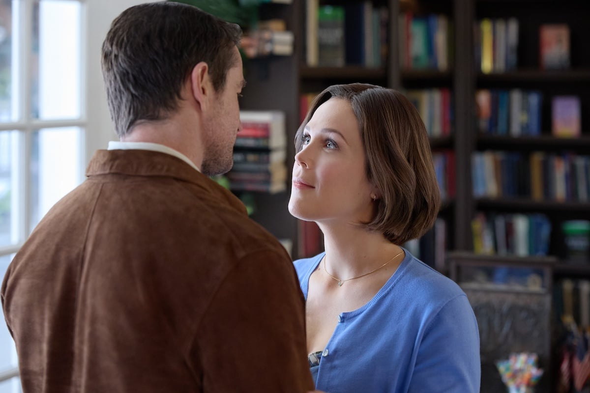 Erin Krakow looking up at Robert Buckley in 'Blind Date Book Club'