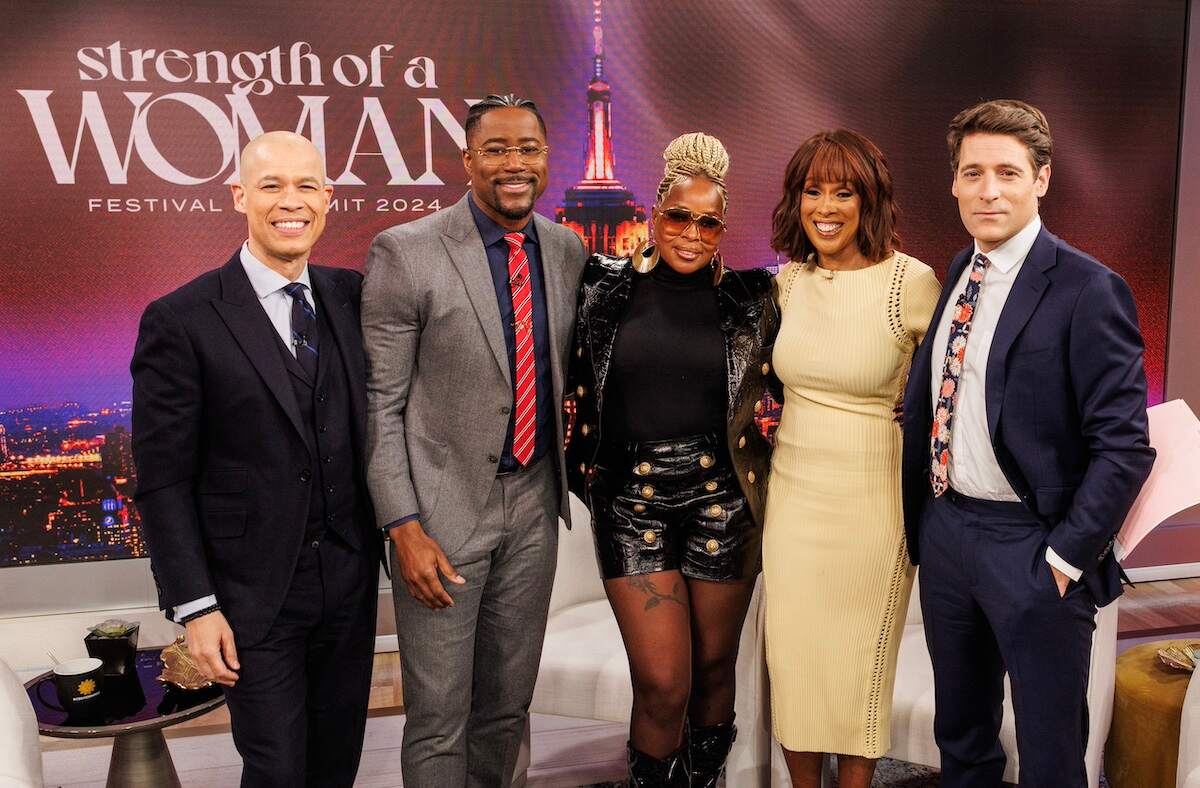 Wearing a black outfit, Mary J. Blige poses with Gayle King, Tony Dokoupil, Nate Burleson, and Vladimir Duthiers on CBS Mornings