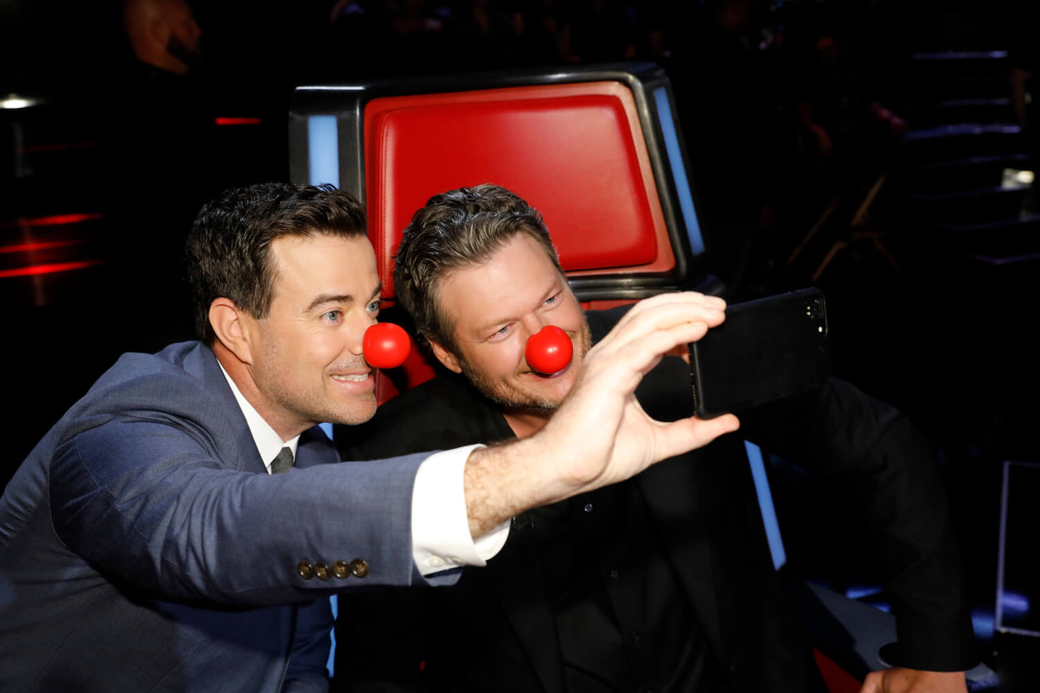 Carson Daly and Blake Shelton wearing clown noses and taking a selfie in 'The Voice'