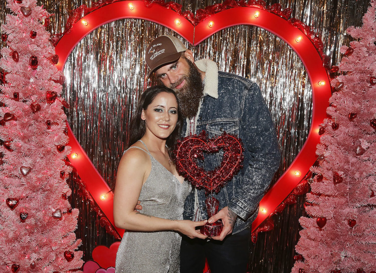 'Teen Mom 2' star Jenelle Evans posing with David Eason inside of a light-up heart while holding a smaller heart