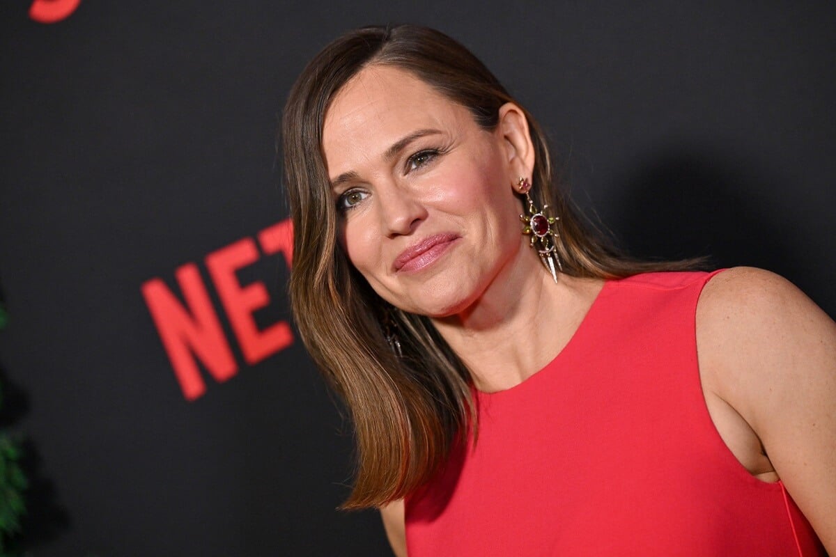 Jennifer Garner posing at the the Los Angeles Premiere of Netflix's "Family Switch".