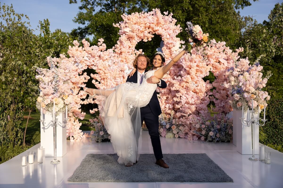 Johnny holding Amy on their wedding day in 'Love Is Blind' Season 6