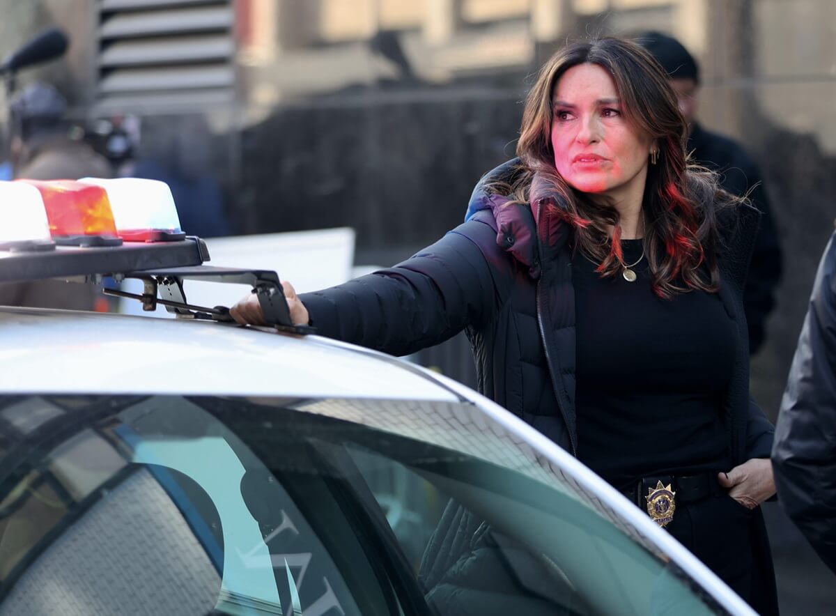 Mariska Hargitay filming by a police car in an episode of 'Law & Order SVU'