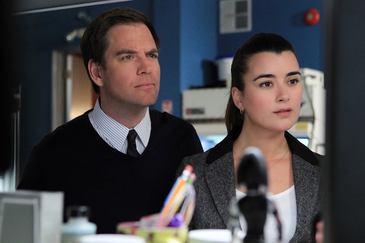 Michael Weatherly and Cote De Pablo posing in an episode of 'NCIS'.