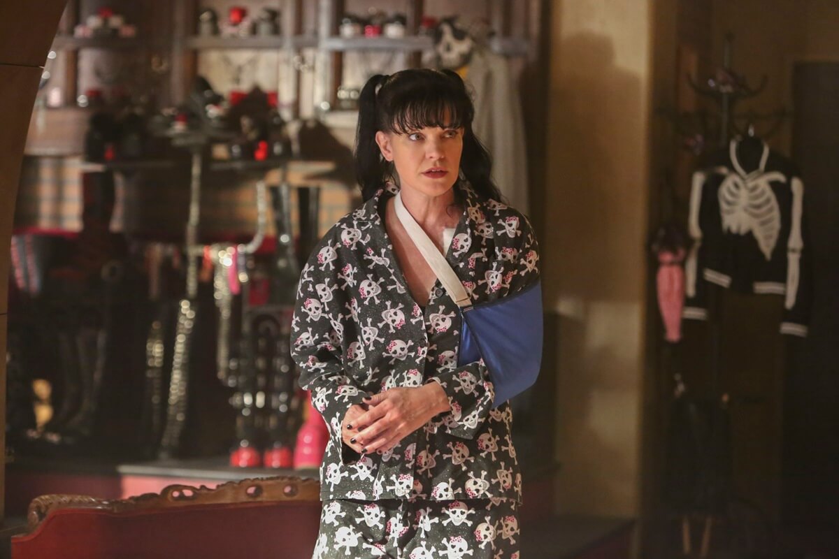 'NCIS' star Pauley Perrette in an episode of 'NCIS' wearing a cast on her arm.