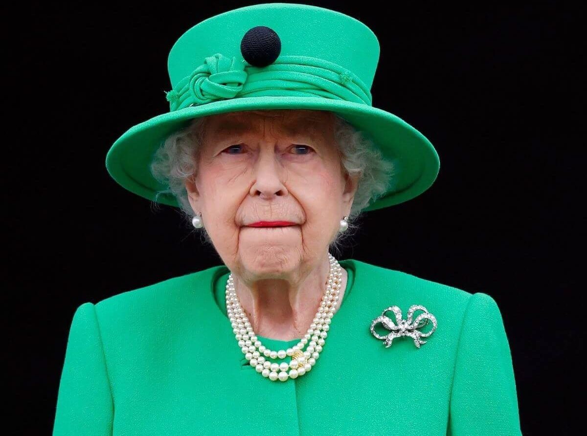 Queen Elizabeth II stands on the balcony of Buckingham Palace following the Platinum Pageant