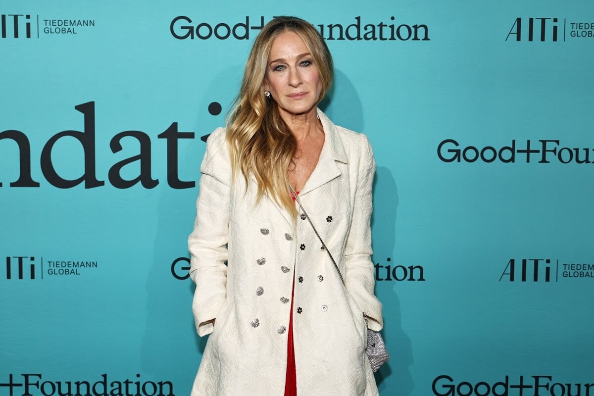 Sarah Jessica Parker posing in a beige trench coat at the 2023 Good+Foundation “A Very Good+ Night of Comedy” Benefit at Carnegie Hall.