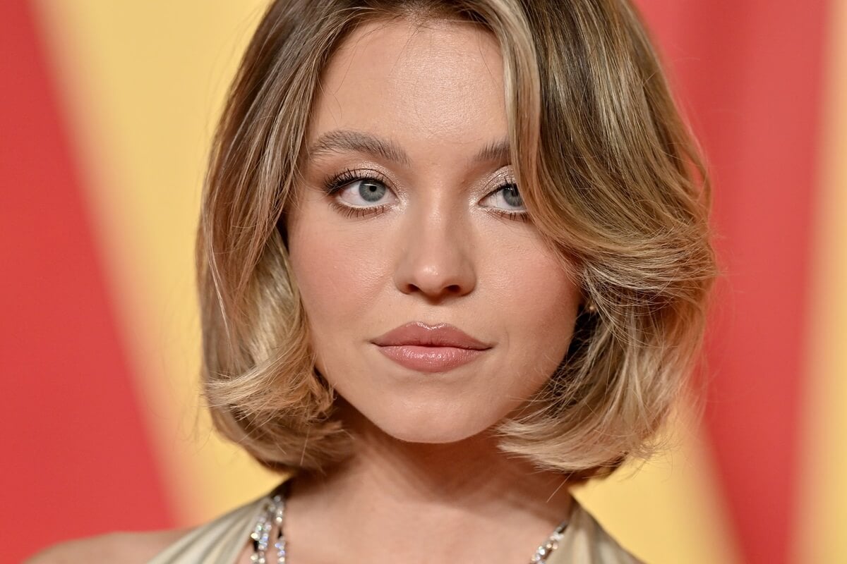 Sydney Sweeney posing at the Vanity Fair Oscar Party.