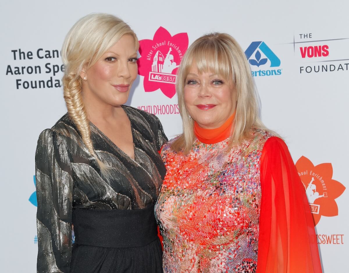 Tori Spelling and her mom Candy Spelling pose for a photo at an event in 2015