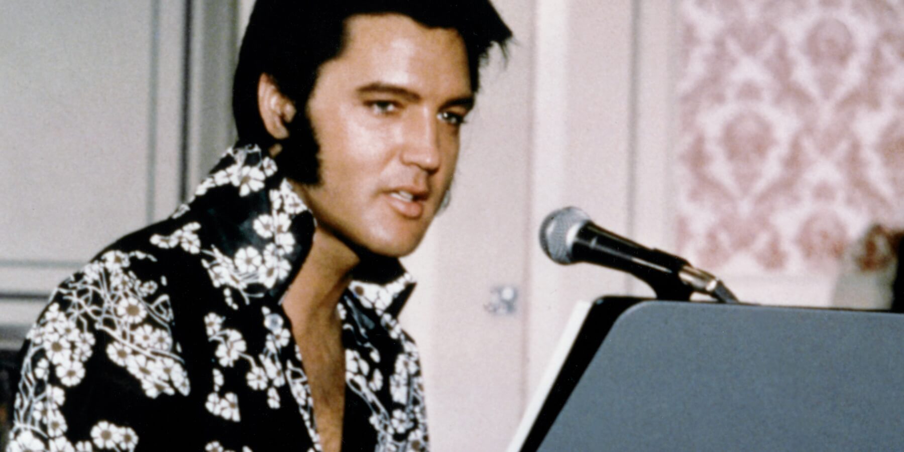 Elvis Presley singing in 1970