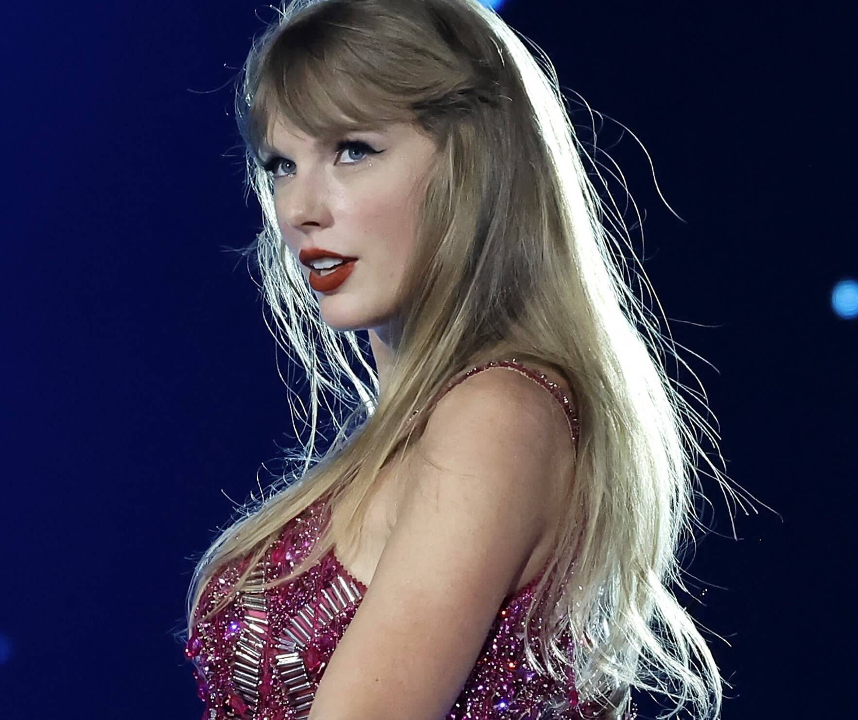 "Love Story" singer Taylor Swift wearing lipstick