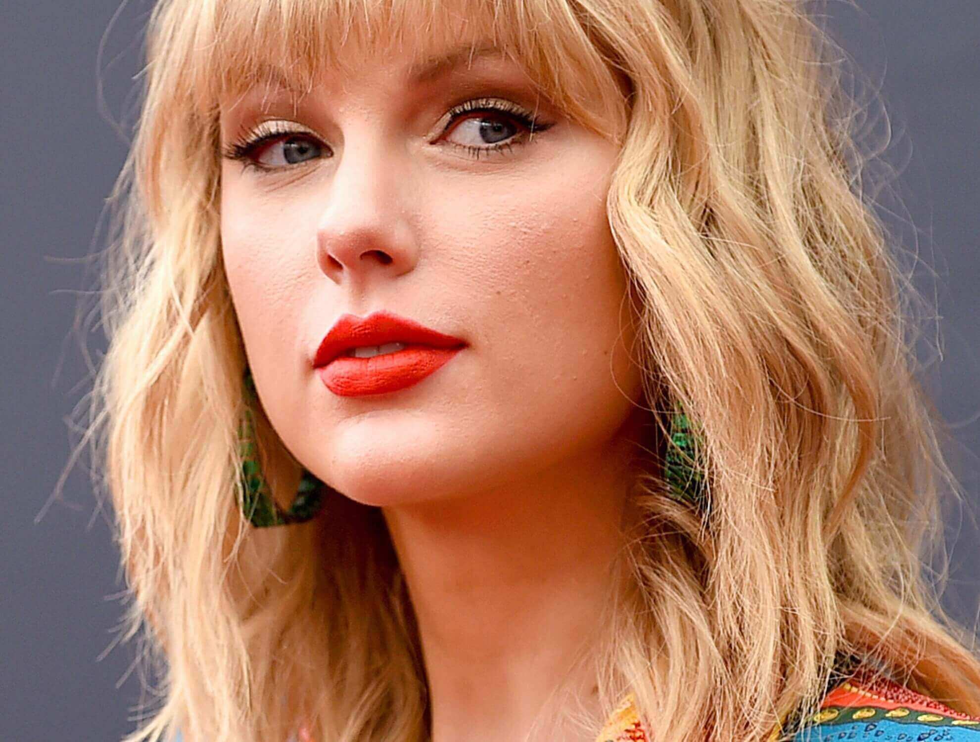 Taylor Swift wearing lipstick