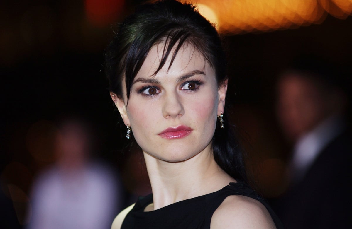 Anna Paquin posing at the premiere of 'X2' in a black dress.