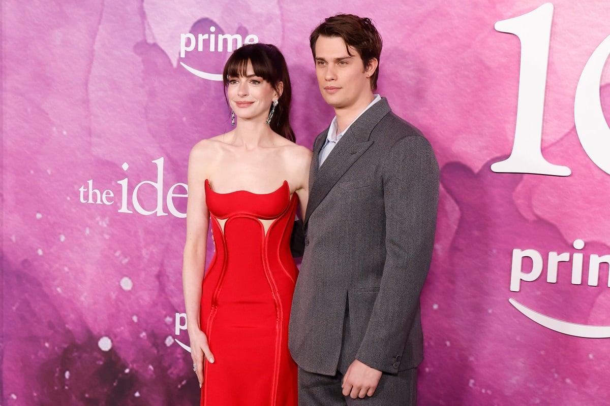 Anne Hathaway and Nicholas Galitzine posing at the premiere of 'The Idea of You'.